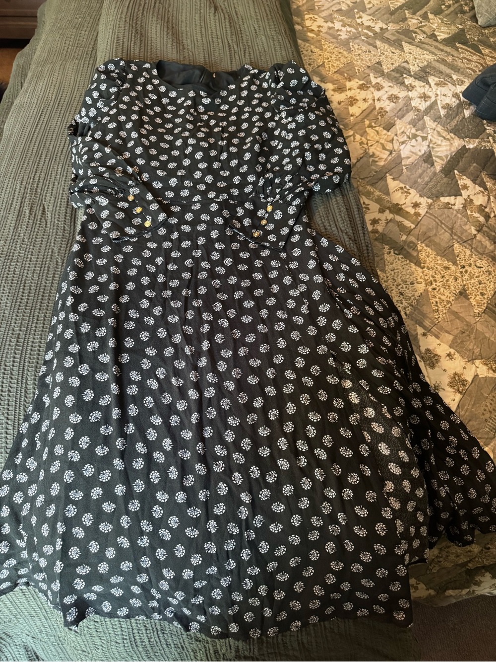 Source Unknown Black Dress with White Floral Print Size 6 / 8